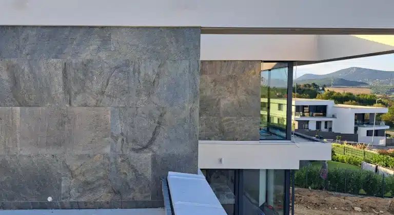 Stonebend kőfurnér szakember ultravékony kőburkolat homlokzat kivitelezés közben