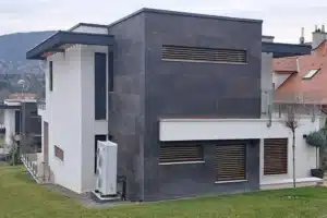 Modern antracit burkolat kivitelezés - Stonebend